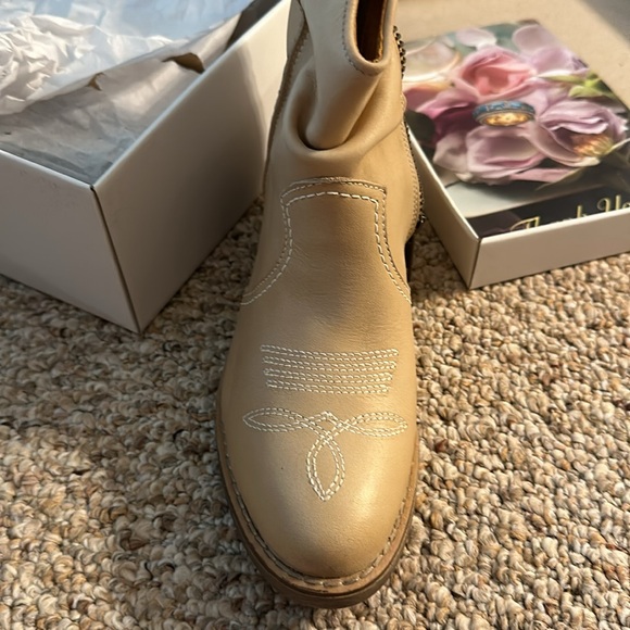 Sundance booties NIB - Picture 3 of 5